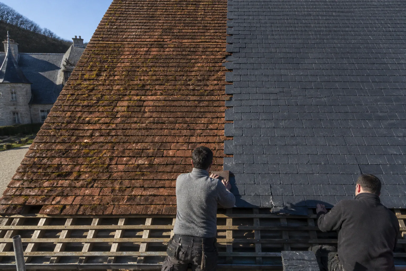 Toiture de manoir normand : tuile plate ou ardoise ?