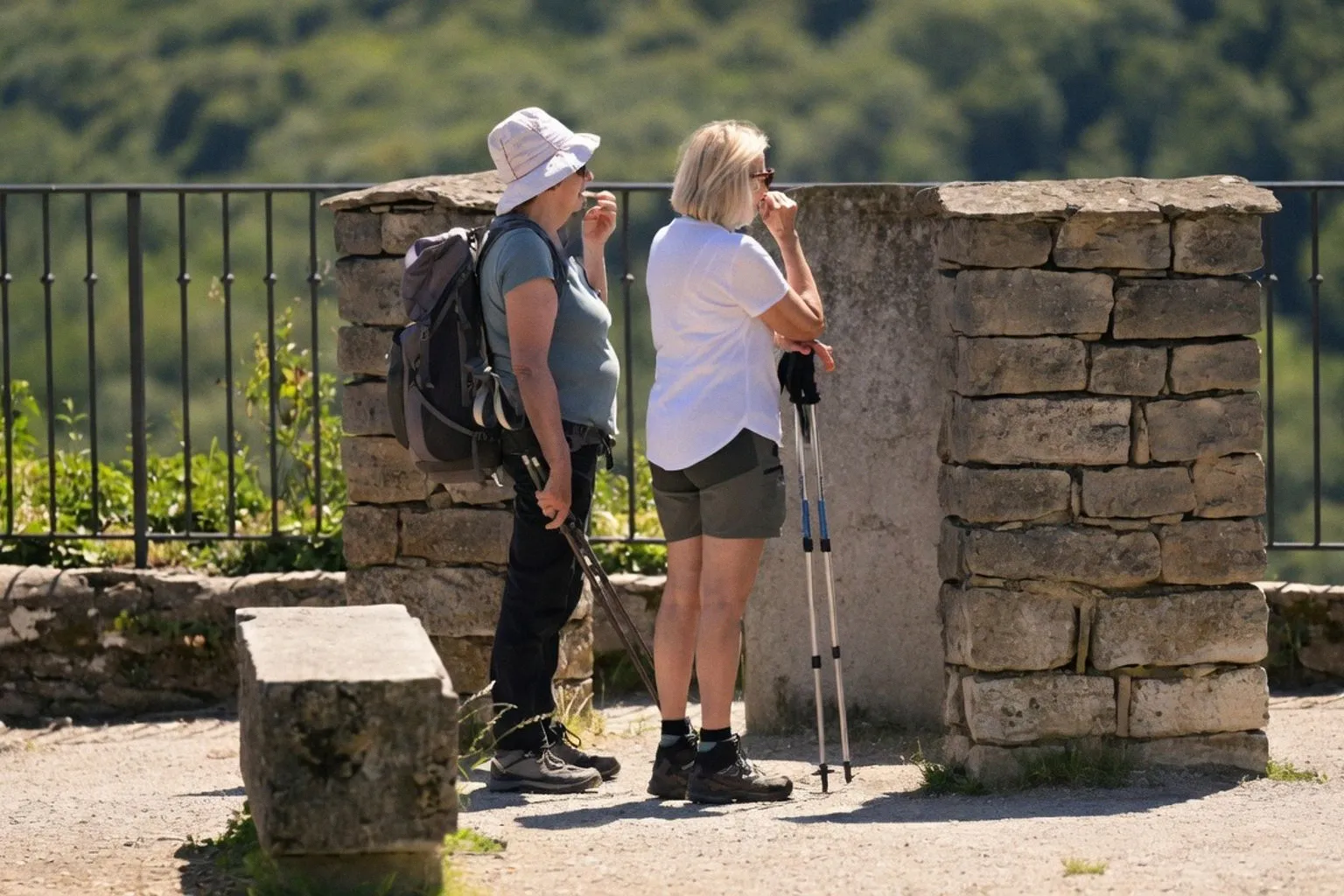Tourisme estival : pourquoi les séjours raccourcissent et les réservations tardent